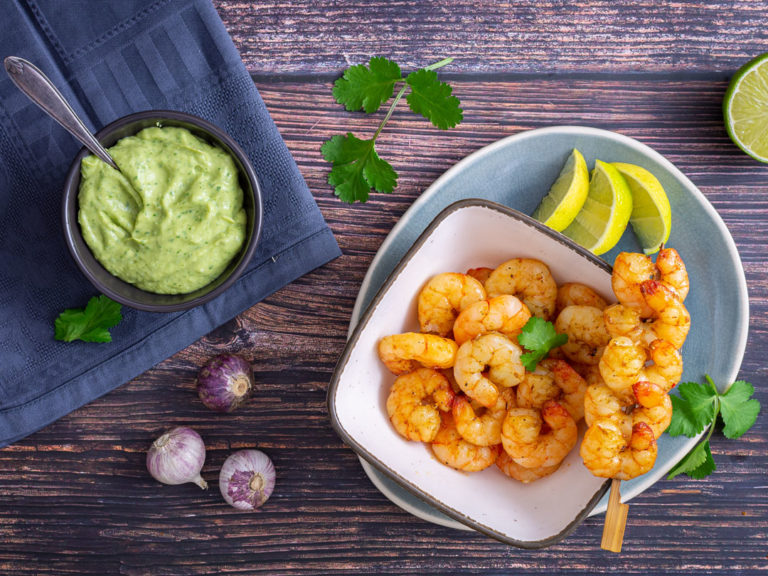 Gegrillte Limettengarnelenspieße mit Avocado-Koriander-Creme - SEVERIN ...