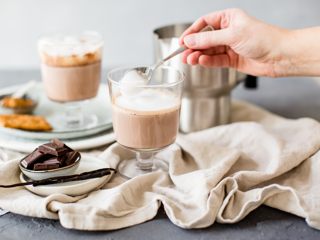 Für deine heiße Schokolade kannst du ganze Schokoladenstücke verwenden. © Sarah Timplan